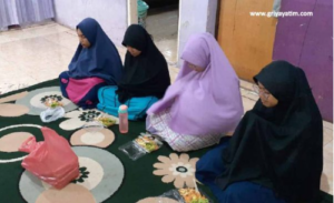 Berdoa Sebelum Makan Siang Anak Asuh Bukittinggi