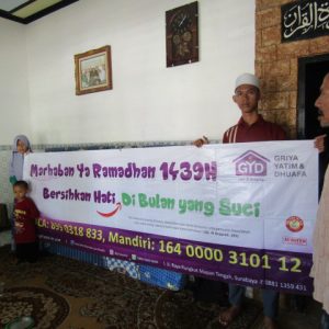 Pada kesempatan kali ini, kami mengajak para donatur untuk mengenal kami melalui kegiatan kami, salah satunya Berbagi. Di hari Jum’at Tanggal 11 Mei 2018 Pkl.09:00-11:00 WIB. Kami Team GYD (Griya Yatim & Dhuafa) cab.Surabaya mengadakan acara berbagi kepada janda. Kami berbagi pada salah satu janda yang memiliki empat anak yang masih kecil, saudara beliau mengajukan pada kami agar kami dapat membantu meringankan beban beliau, Ibu Laila (janda) yang ditinggal suaminya hampir setahun lalu tepatnya pada pertengahan puasa. Ibu Laila bercerita pada kami awal suaminya meninggal beliau sedang mengandung anak ke empatnya yang berusia 2 bulan dalam kandungan. Ketiga anak beliau laki – laki yang paling besar baru kelas enam SD dan ke empatnya lahir dengan jenis kelamin perempuan yang cantik. Dengan kondisi seperti itu saudara Ibu Laila yang seorang guru di SMP Tanada, mengetahui kegiatan dan program – program kami, maka beliau langsung menghubungi kami agar kami dapat membantu Ibu Laila. Dengan senang hati kamipun menerima silaturahmi ini dengan berkunjung kerumah orang tua Ibu Laila karena beliau diminta tinggal bersama orang tuanya, karena tempat tinggal sebelumnya tak layak ditempati. Pertemuan pertama, kami hanya membawa sedikit buah tangan yaitu berupa sembako yang kira – kira cukup untuk dua bulan kedepan. Semoga silaturahmi ini terus terjalin agar beliau tidak berfikir bahwa beliau hidup sendiri. Kami kan terus mendampingi anak yatim, fakir miskin para janda dan lansia.  Terimakasih kepada Para Donatur yang sudah membantu kami dalam menjalankan kegiatan dan program kami. Tanpa peran dari para donatur kami belum tentu dapat berdiri dan terus membantu para mustahik. semoga Allah membalas kebaikan anda dengan pahala dan nikmat barakah aamiin... Semoga kita dapat bersilaturahmi lagi dan berbagi cerita kegiatan kami karena tujuan kami “ Berbagi tak Berhenti “. Salam dari anak-anak kami Griya Yatim & Dhuafa cab.Surabaya.wassalam