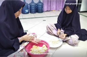 Serunya Anak Asuh Bendi Membuat Kue Ketapang