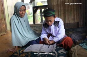 Bantu Nenek Arnah Untuk Memenuhi Kebutuhan Cucunya