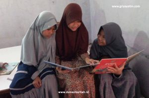 Anak Asuh Cilegon 2 Sedang Membaca Buku