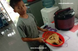 Anak Asuh Solo semangat Membuat Kreasi Makanan