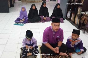 Membiasakan Dzikir Al-Matsurat Anak Asuh Surabaya