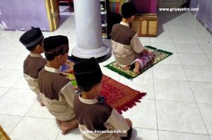 Shalat Berjamaah Anak Asuh Serang 1