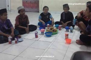 Penantiaan Disaat Berbuka Puasa Anak Asuh Kemanggisan