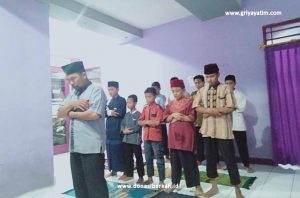 Abi & Anak asuh Transyogi Melaksanakan Shalat Secara Berjamaah