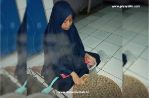 Anak Asuh Cibubur Semangat Membuat Bakso