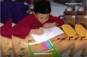 Anak Asuh Suryo Belajar Matematika