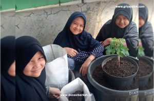 Asiknya Anak Asuh Cibubur Menanam Tanaman Anggur