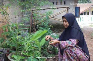 Bantu Lansia Berjuang di Tengah Penyakit Kanker Rahim