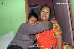 Bantu Perjuangan Ibu Sarwangi Hidupi Keluarganya