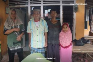 Yuk bantu Perjuangan Kakek Demi Memenuhi Kebutuhan Cucu Yatim Piatunya