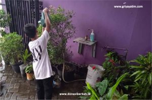 Kegiatan Menyiram Tanaman Anak Asuh BNI