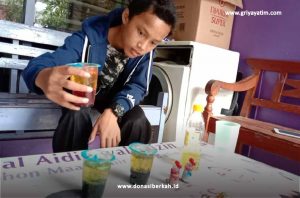 Semangat Membuat Praktikum Fisika Anak Asuh Solo