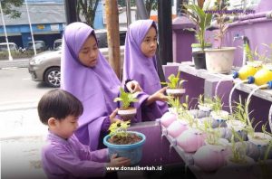 Menanam Dan Merawat Tanaman Anak Asuh Balikpapan