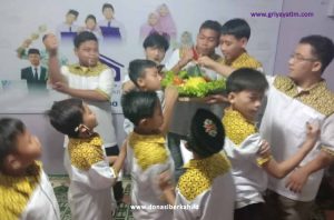 Keutamaan Mengasuh & Menyantuni Anak Yatim