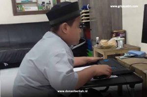 Mengerjakan Ujian Online Anak Asuh Kemanggisan