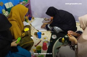 Menghias Asrama Untuk Menyambut Ramadhan Anak Asuh Bukittinggi