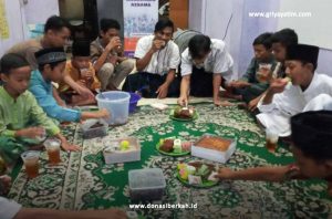 Bantu Berikan Hidangan Berbuka Puasa Kepada Anak Yatim