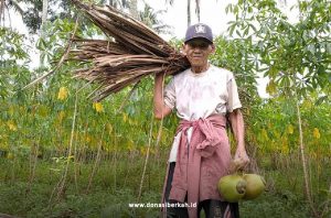 Bantu Kakek & Nenek Untuk Bisa Makan