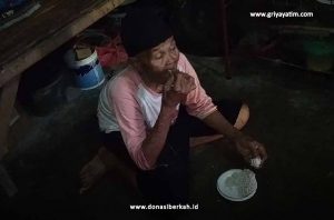 Bantu Nenek Suarni Di Usia Senjanya