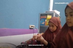 Membuat Cemilan Anak Asuh Balikpapan