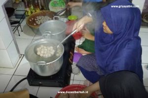 Anak Asuh Cibubur Memasak Bakso