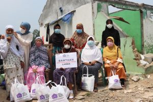 Berbagi bantuan Kebutuhan Pokok Bersama Cut Putri Untuk Anak-anak Yatim Dhuafa dan Lansia Dhuafa